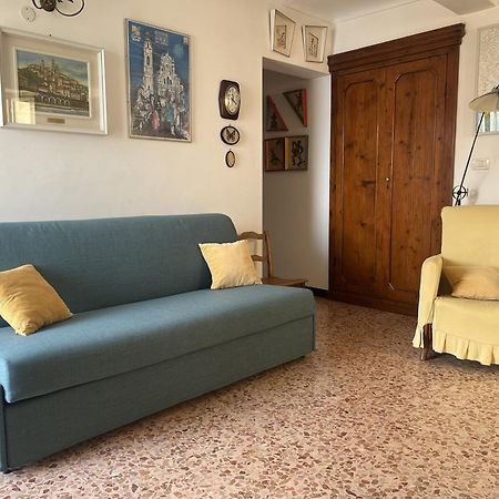 Casa Del Sole Affacciato Sul Mare Apartment Черво Екстериор снимка